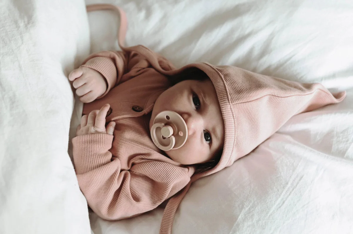 Yumi Baby Strikmutsje Blush - Image 3